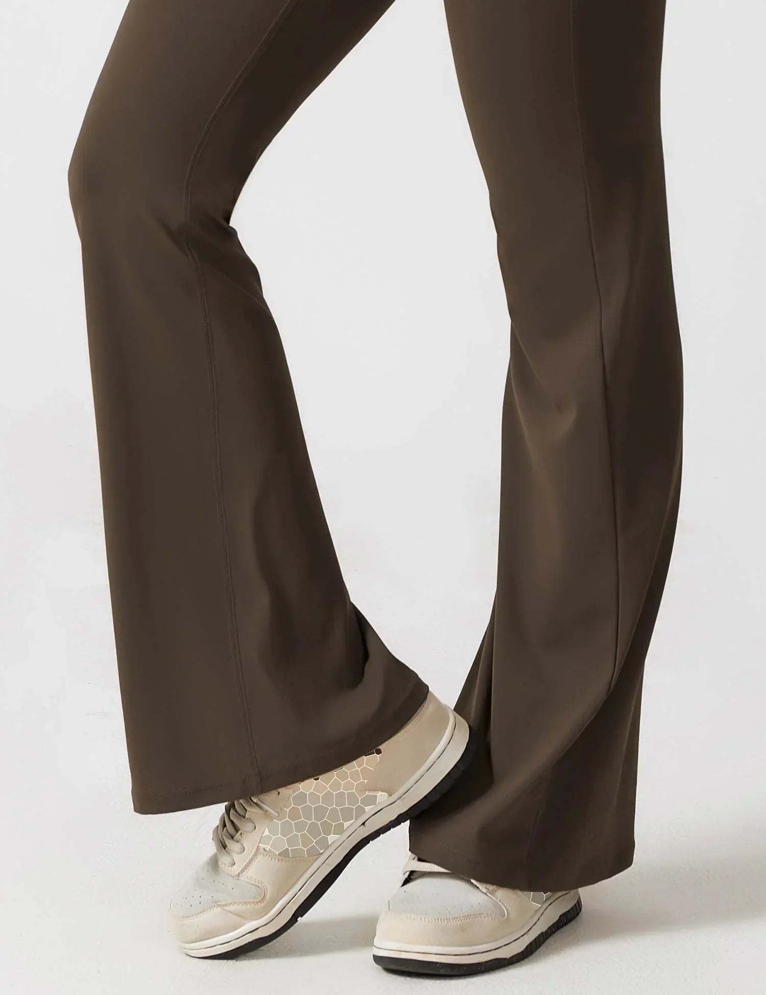 Empiriya – kombinezon z rozkloszowanymi nogawkami i dekoltem w kształcie litery V