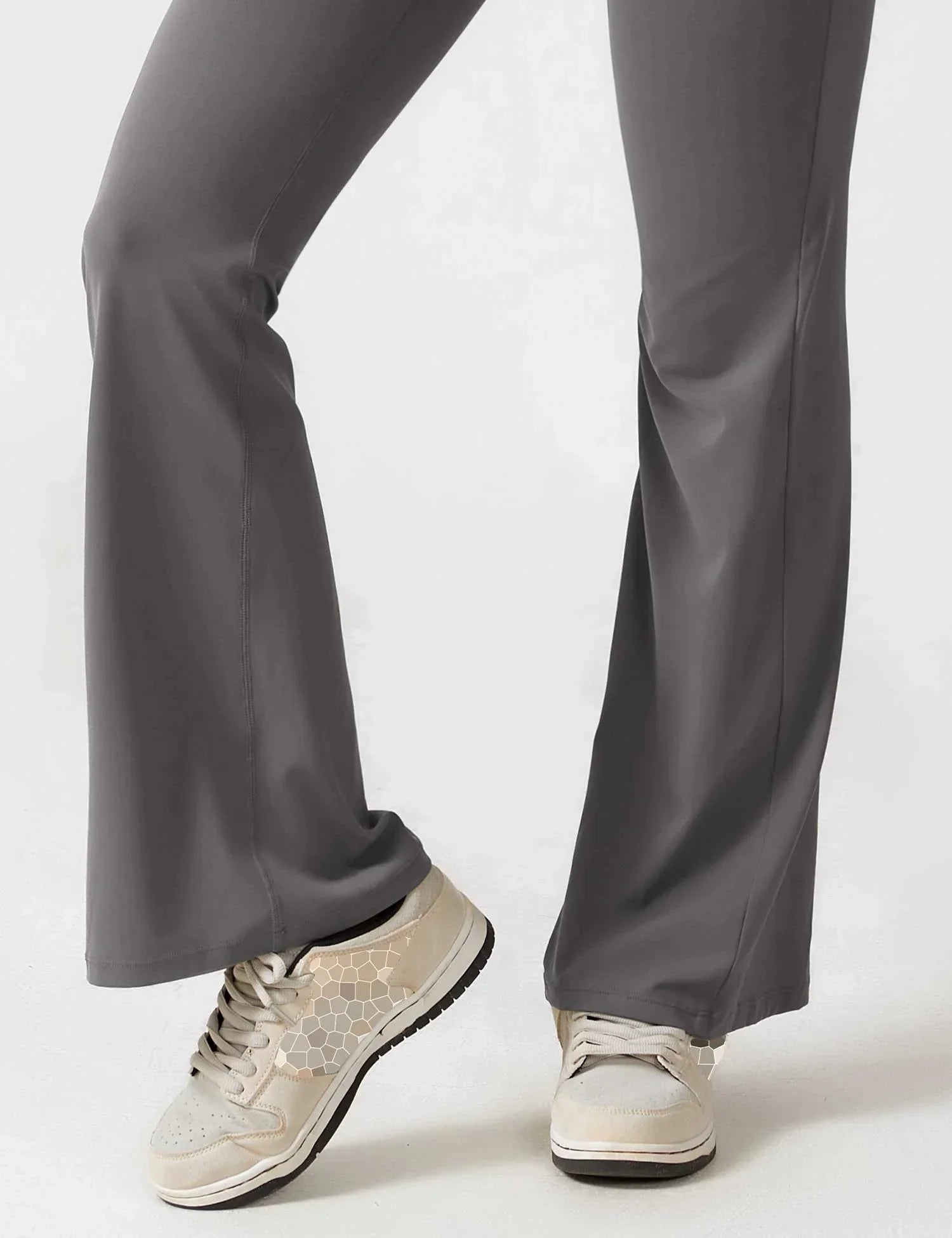 Empiriya – kombinezon z rozkloszowanymi nogawkami i dekoltem w kształcie litery V