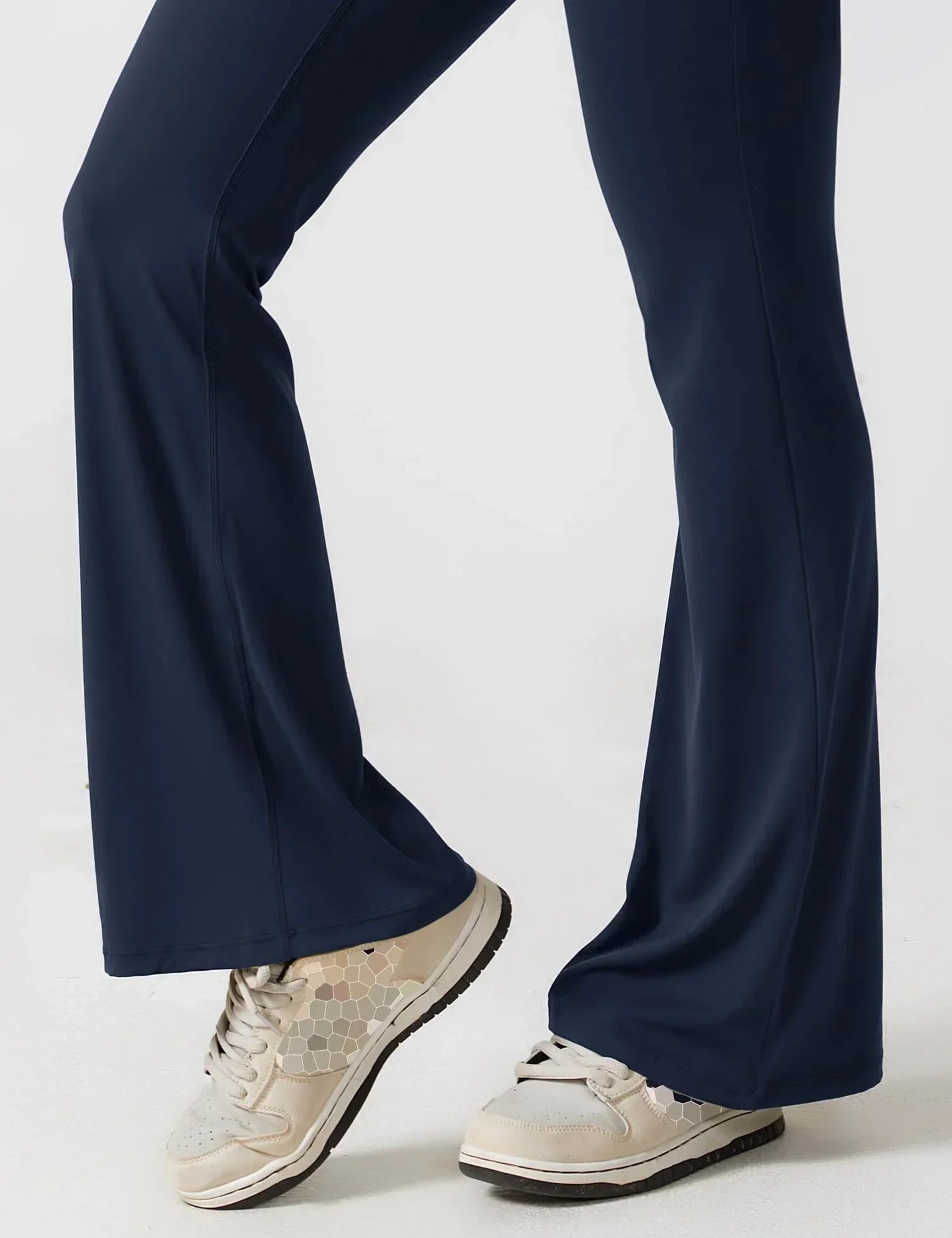 Empiriya – kombinezon z rozkloszowanymi nogawkami i dekoltem w kształcie litery V