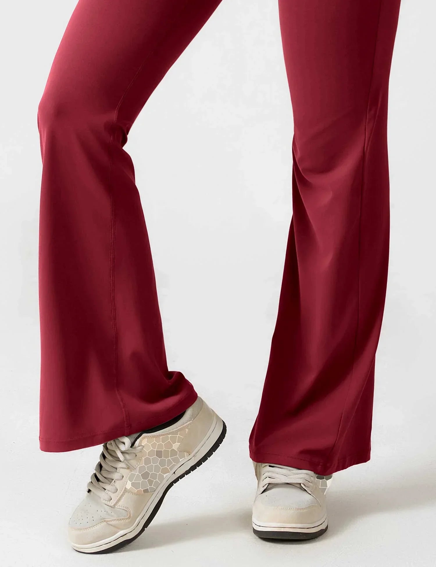 Empiriya – kombinezon z rozkloszowanymi nogawkami i dekoltem w kształcie litery V