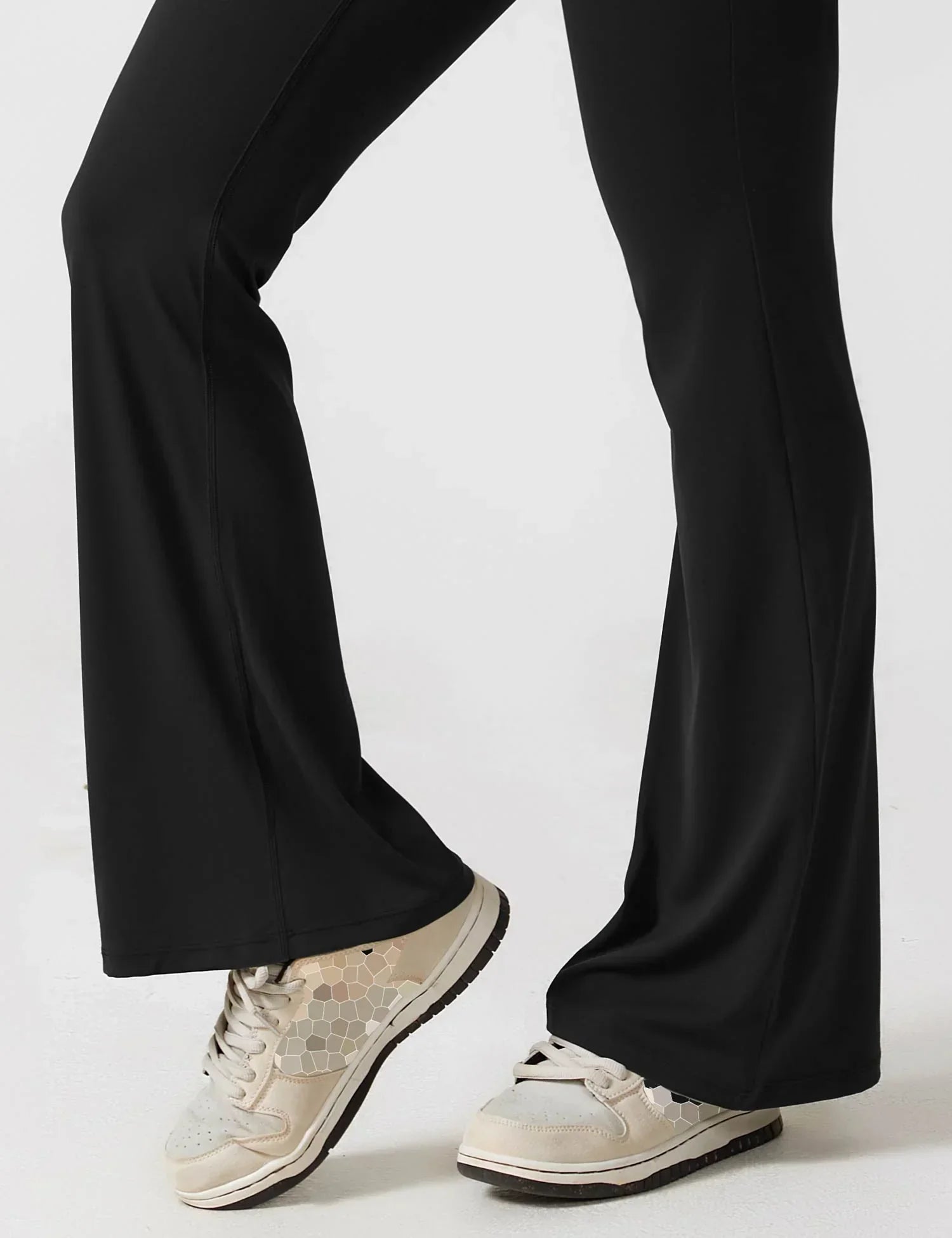 Empiriya – kombinezon z rozkloszowanymi nogawkami i dekoltem w kształcie litery V